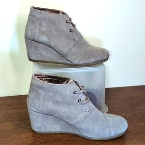 Toms Women's 9 Wide Taupe Suede Dessert Wedge Lace Up Ankle Booties